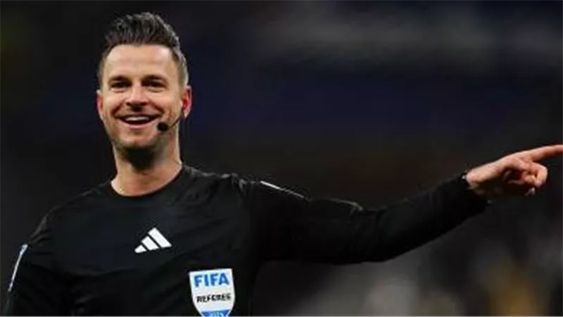طاقم تحكيم ألماني .. دانيال شلاجر حكما لمباراة الأهلي وبيراميدز في الدوري