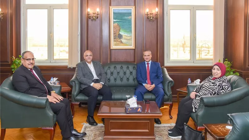 لبحث سبل التعاون الثقافي.. محافظ الإسكندرية يستقبل مؤسسة دار المعارف 