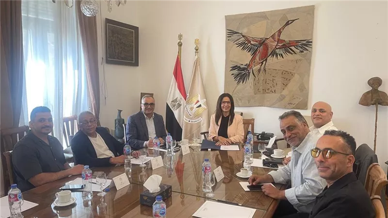 وزيرة الثقافة تبحث مع صُنّاع السينما سبل تطوير الصناعة وتعزيز تنافسيتها