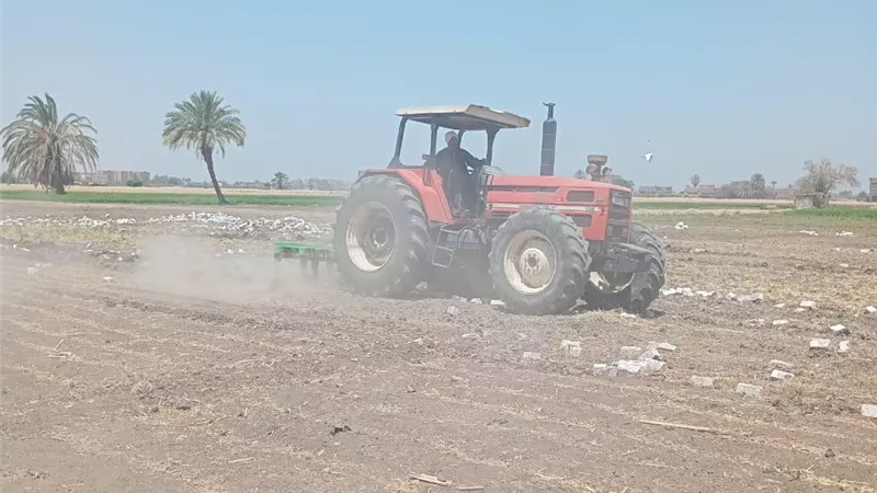 محافظ سوهاج يشدد الرقابة على الأراضي الزراعية ويؤكد: إعادة الأرض لأصلها فوراً 