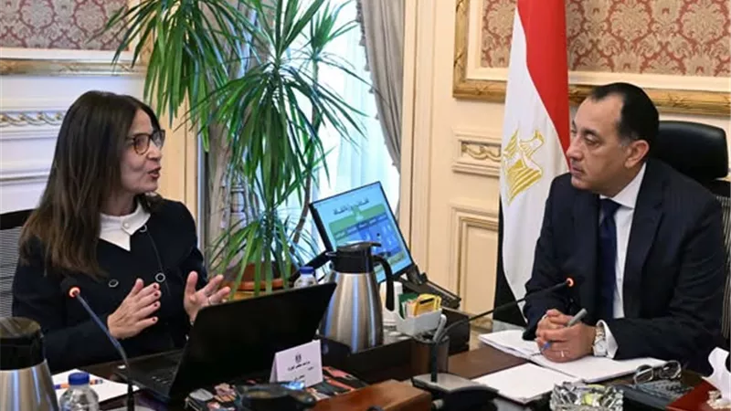رئيس الوزراء يستعرض مع وزيرة الثقافة الأهداف الاستراتيجية للوزارة