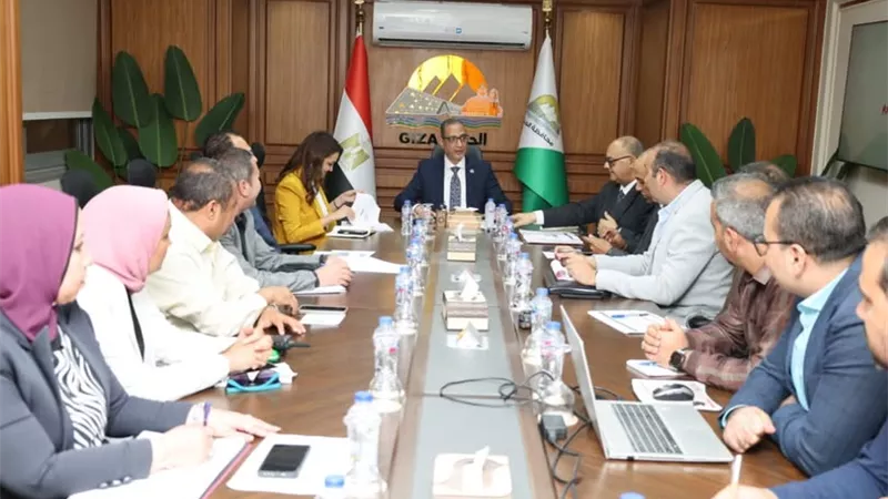 محافظ الجيزة يبحث ملفات التصالح والنظافة والإشغالات ومياه الشرب بالهرم