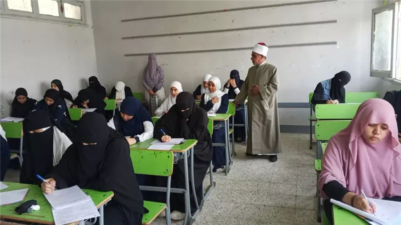 رئيس منطقة السويس الأزهرية يتفقد امتحانات النقل الثانوي بمعهد الفتيات 