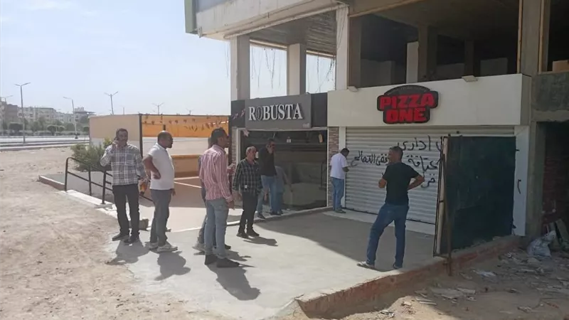 تكثيف الحملات اليومية.. غلق وتشميع محلات مخالفة بحي عتاقة بالسويس