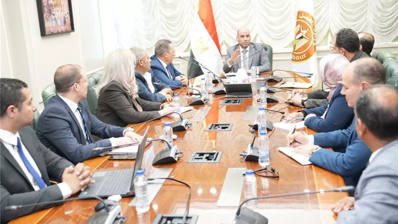 وزير العمل يبحث التعاون مع 
