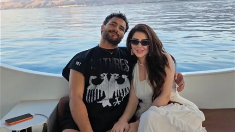 متجاهلًا أزمته مع طليقته.. مسلم يقضي عطلته الصيفية مع زوجته يارا