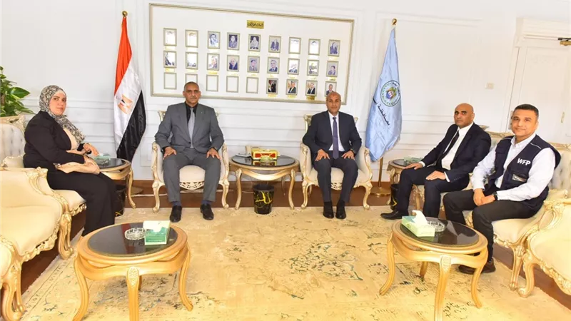 محافظ أسيوط يبحث تعزيز التوعية بمخاطر الهجرة غير الشرعية عبر تدريب كوادر محلية