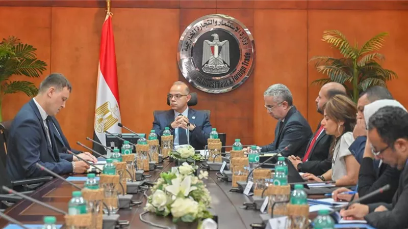 وزير الاستثمار يبحث مع سفير بيلاروسيا تعميق التصنيع وتوطين التكنولوجيا