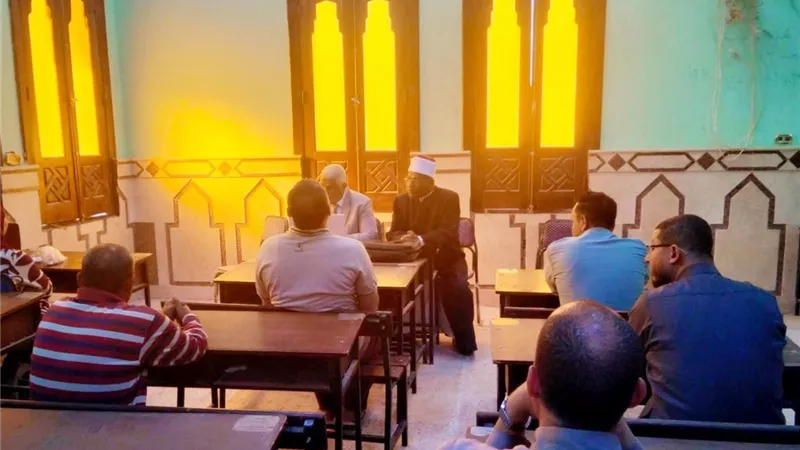 مدير عام أوقاف الوادي الجديد يتفقد مركز إعداد المحفظين بالخارجة