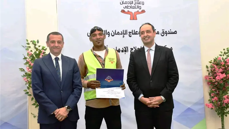 محافظ أسوان يشارك في تخريج 100 متعاف من الإدمان بمركز «عزيمة»
