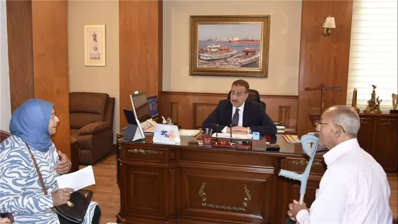 محافظ بورسعيد يستقبل عددا من المواطنين لبحث مطالبهم في القطاع الصحي 