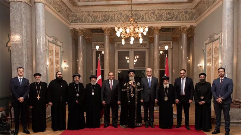 البابا تواضروس الثاني يزور القنصلية المصرية بإسطنبول