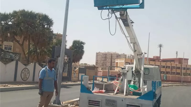 جولة ميدانية لرئيس حي الجناين بالسويس لمتابعة أعمال الإنارة واطشكاوى المواطنين