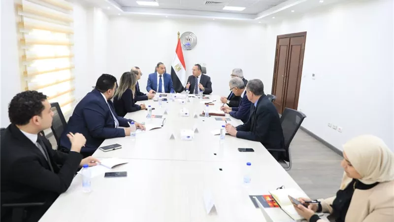 وزير التعليم العالي يبحث مع رئيس الرقابة المالية آليات نشر الثقافة المالية  