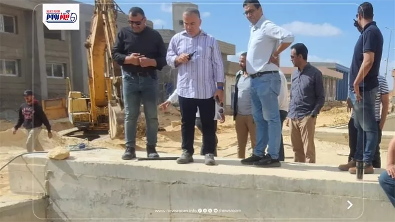  رئيس مياه الفيوم.. فى قلب موقع العمل يقود ربط المرحلة الثالثة بمحطة العزب 