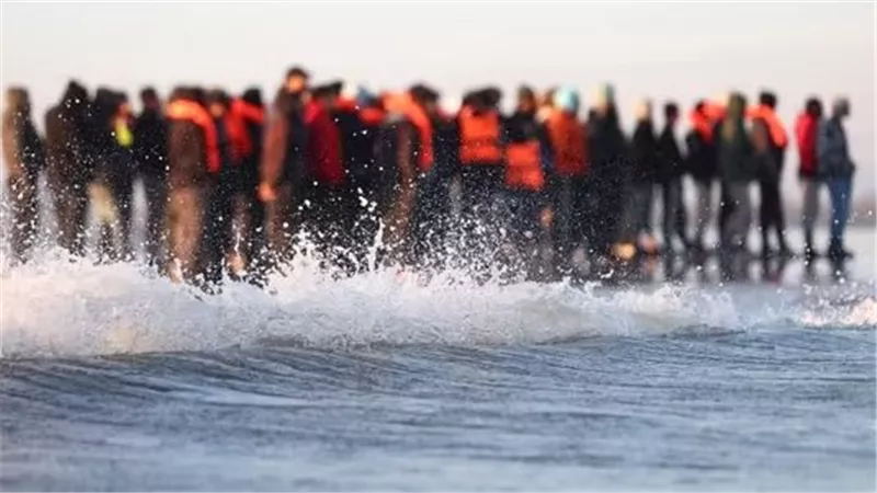  فرنسا تنقذ 119 مهاجرا كانوا يحاولون العبور إلى إنجلترا
