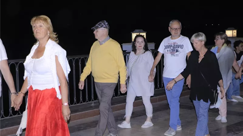 بني سويف تستقبل فوجا سياحي في جولة تفقدية بممشى الكورنيش خلال رحلتهم النيلية 