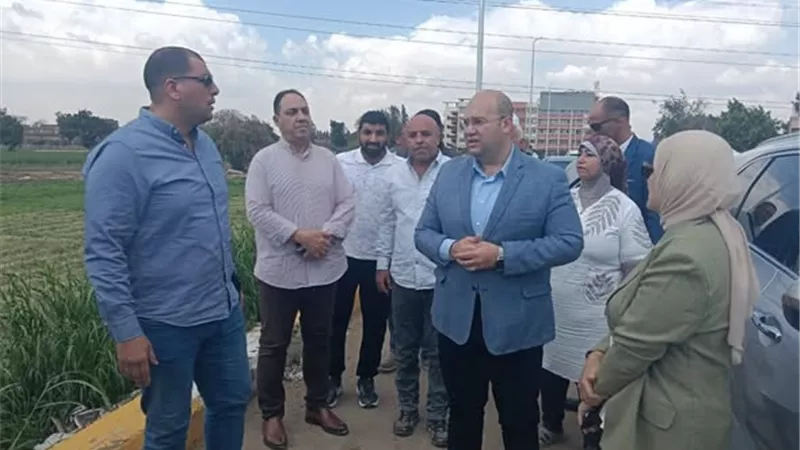 نائب محافظ الجيزة يتفقد أعمال التطوير والرصف بطريق البراجيل كومبرة