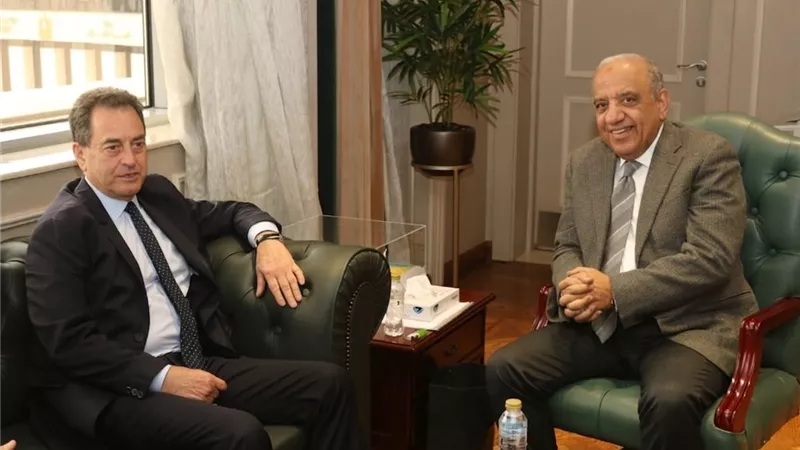 وزيرالكهرباء يبحث مع سفيرفرنسا الاستفادة من التكنولوجيا فى تطويرالشبكة القومية