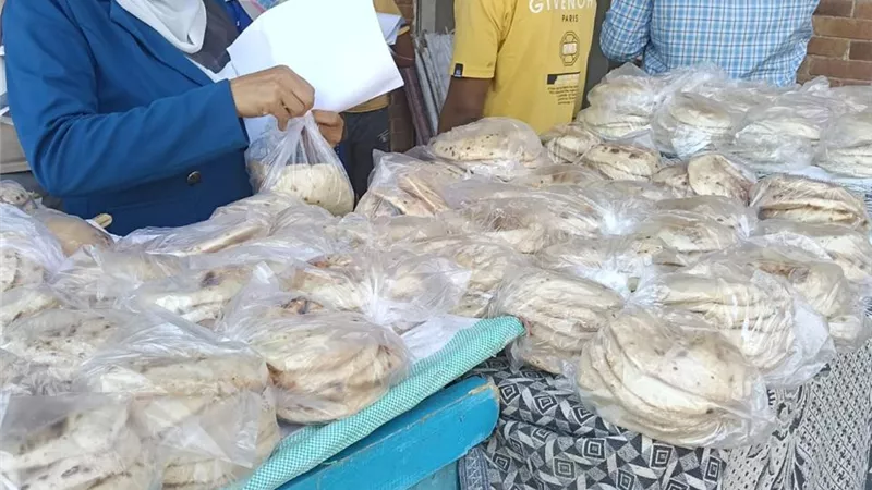 حملات تموينية مكبرة تضبط 305 مخالفة متنوعة بالأسواق والمخابز بقنا