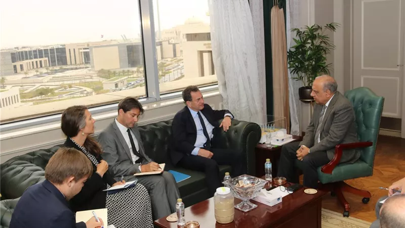 سفير فرنسا: مهتمون بإقامة استثمارات في مجالي الطاقة النظيفة والمتجددة بمصر