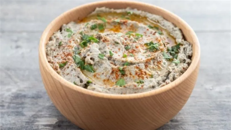     طريقة عمل بابا غنوج مشوي بخلطة الطحينة والثوم خطوة بخطوة