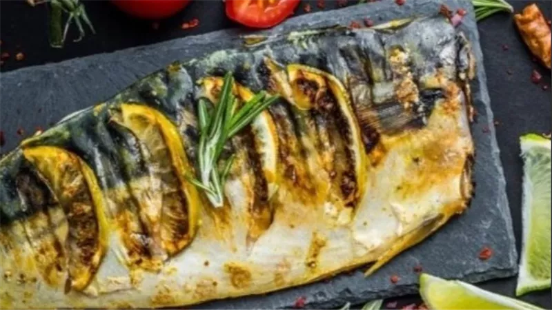     طريقة عمل السمك المشوي بالصوص في الفرن بخطوات سهلة