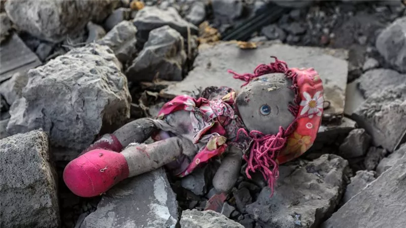 غزة تحت الأنقاض.. 8 آلاف شهيد يواجهون مجهول الركام وعجز الدفاع المدني