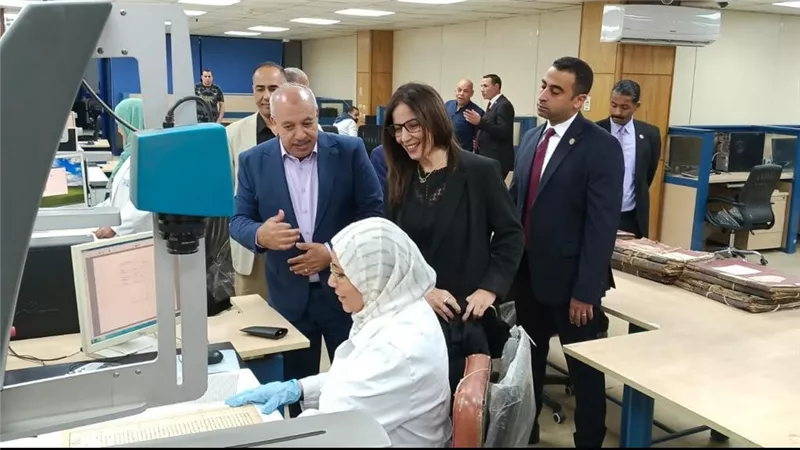 وزيرة الثقافة تتفقد دار الكتب والوثائق القومية وتطّلع على أحدث أجهزة المسح