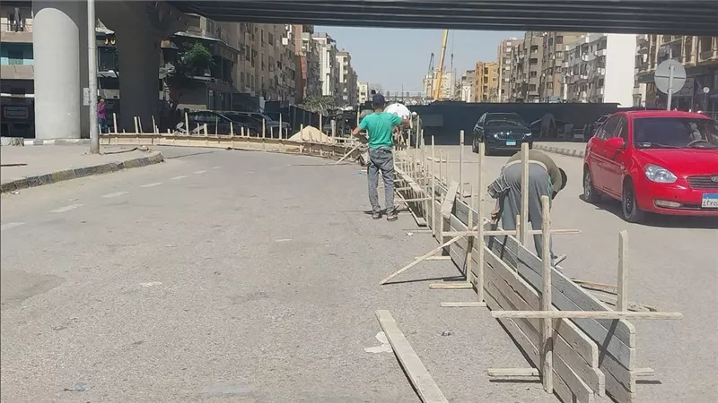 الجيزة: تركيب حواجز خرسانية بشارع الشيخ أحمد نصر لتحقيق السيولة المرورية