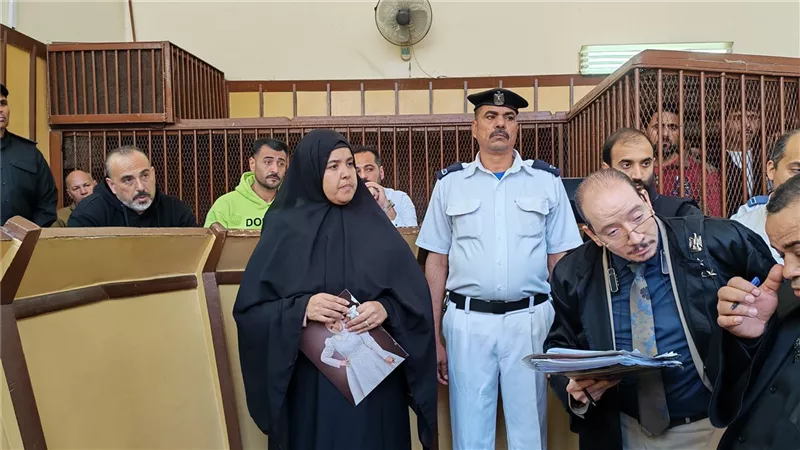 تحمل صورتها.. والدة «عروس بورسعيد» ترتدي الأسود خلال شهادتها أمام المحكمة