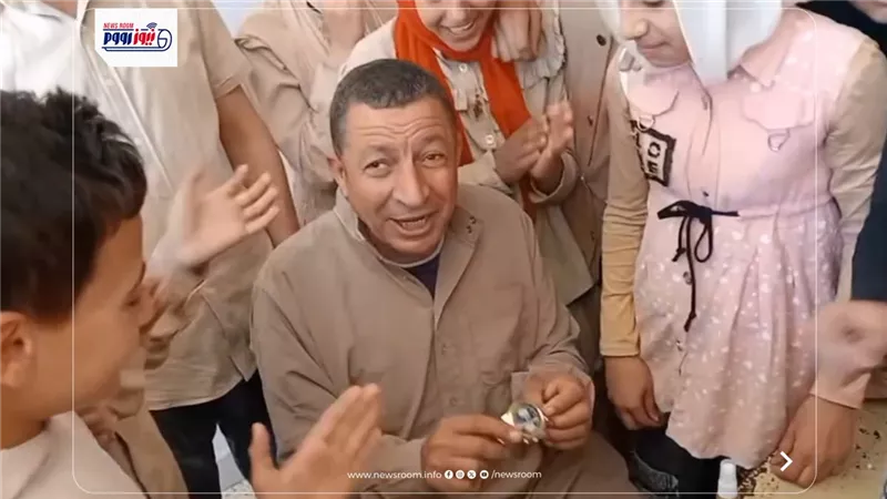 لفتة إنسانية مؤثرة.. تلاميذ يكرمون عامل مدرسة بالفيوم في يوم تقاعده