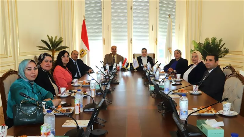جامعة عين شمس تناقش تطوير إدارة العلاج الدوائي مع اللجنة العليا البورد الصيدلي