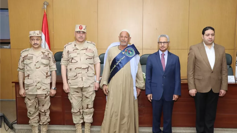 محافظ بني سويف ومدير جمعية المحاربين يكرمان عدد من أسر الشهداء ومصابي العمليات