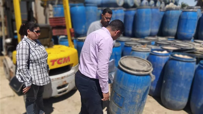 حملات تموينية مكثفة بالسويس تضبط مخازن مخالفة سلع فاسدة وتحيل المتهمين للنيابة
