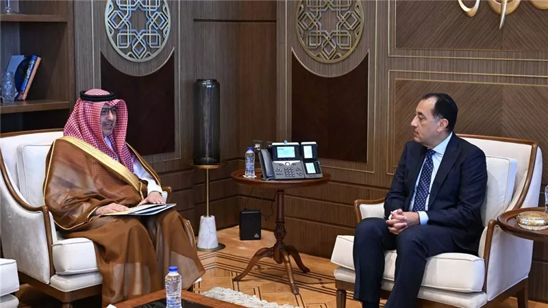 السفير السعودي لدى القاهرة يعزي رئيس الوزراء في وفاة والده اللواء كمال مدبولي
