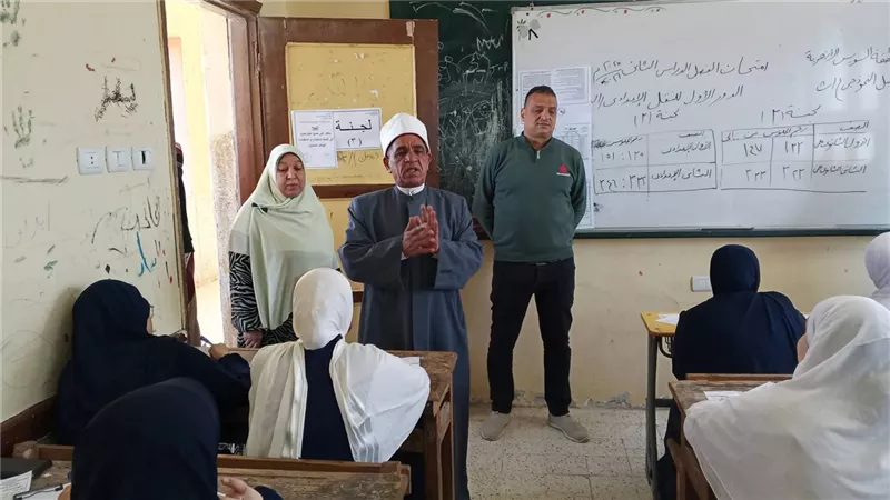 رئيس منطقة السويس الأزهرية يتفقد سير امتحانات النقل الإعدادي بالمعاهد 