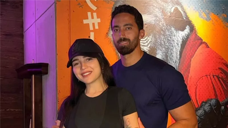 مي عز الدين وزوجها يشيدان بـ فيلم صقر وكناريا من داخل السينما