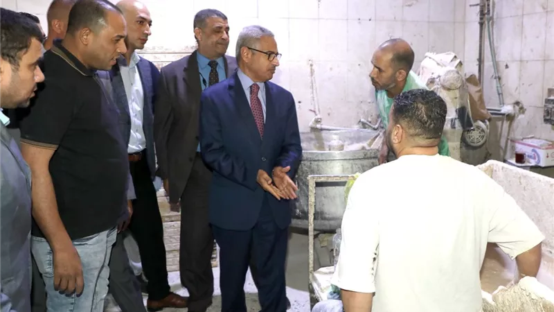 رقابة ميدانية.. محافظ بني سويف يتابع إنتاج الخبز من العجين إلى الرغيف