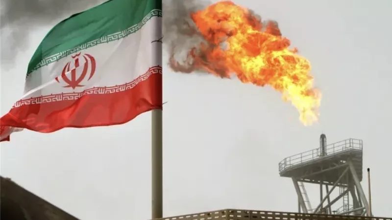بلومبيرج: إيران على حافة إيقاف إنتاج النفط مع نفاذ قدراتها التخزينية