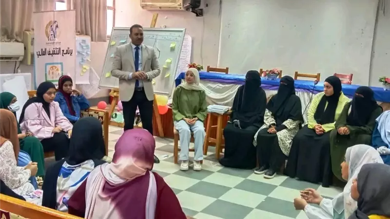 محافظ أسوان : التوسع فى برامج التثقيف المالى وتكثيف جهود تمكين المرأة إقتصاديا