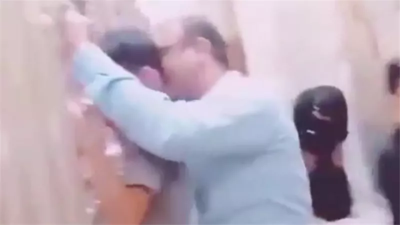 فيديو صادم داخل ضريح الإمام الحسين.. رجل يحتضن طفل من الخلف بطريقة غريبة
