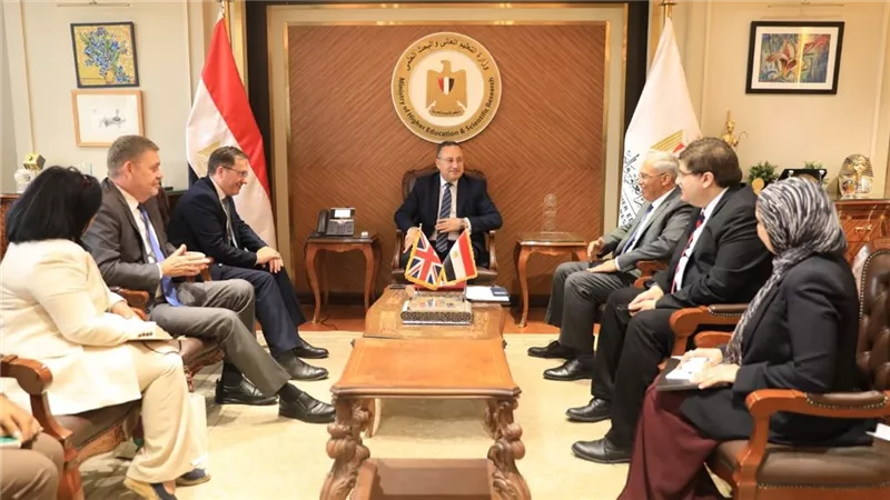 وزير التعليم العالي يبحث مع السفير البريطاني تعزيز التعاون المشترك