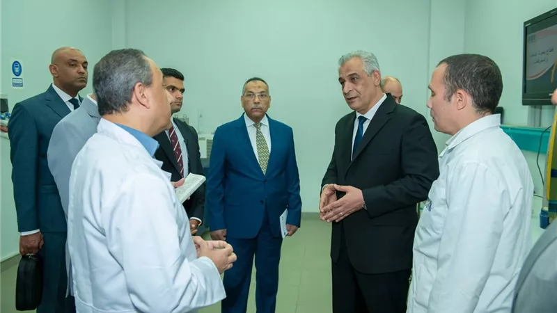 خلال جولته بمركز التميز.. جمبلاط: البحث والتطوير هم قاطرة للتنمية الصناعية