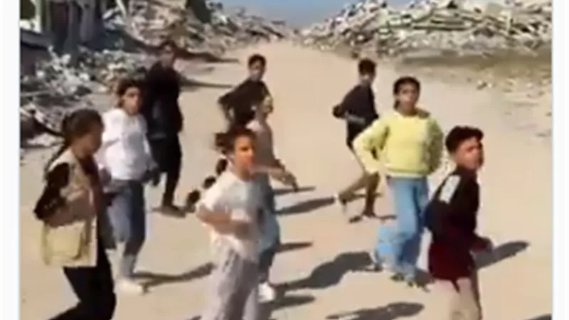 بين الركام والضحكة.. أطفال غزة يتمسّكون بحقهم في طفولة لا تُهدم| فيديو