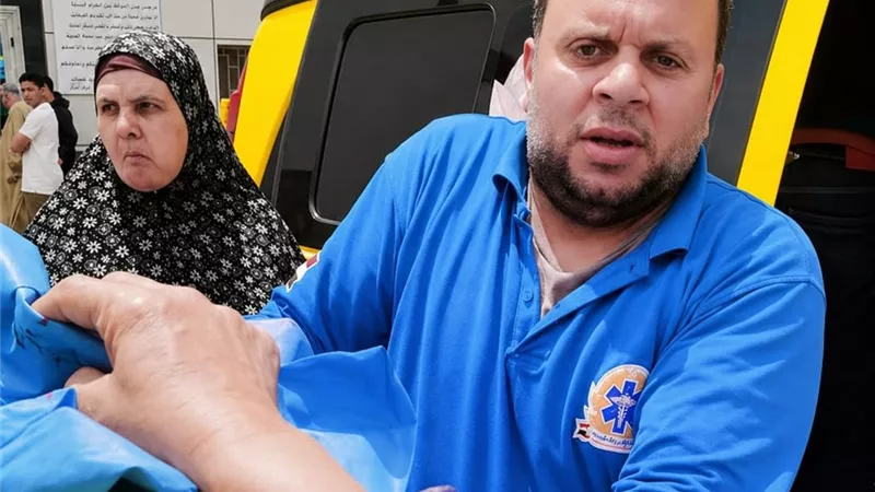 فخر ولاد السنطة.. مسعف من شنرة البحرية يُجري ولادة ناجحة لتوأم داخل إسعاف طنطا