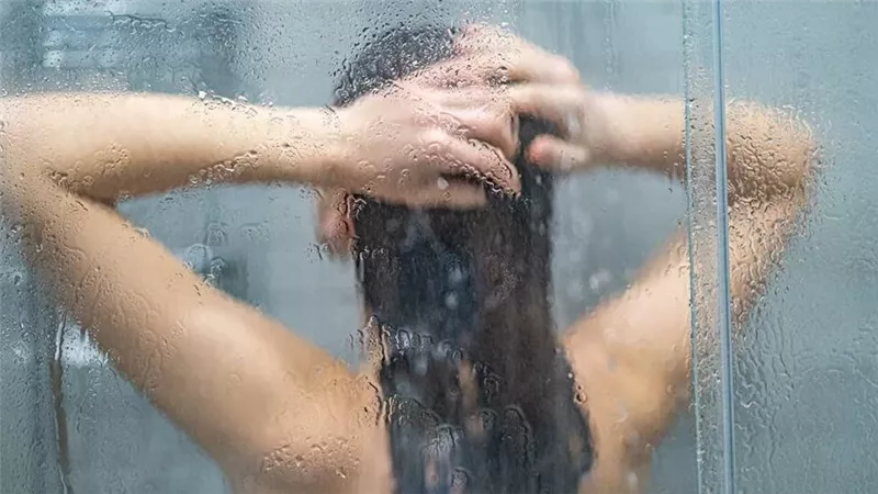 3 أجزاء من الجسم متسخة ينسى الناس غسلها بشكل صحيح عند الاستحمام