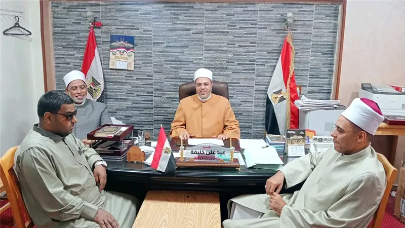 وكيل أوقاف أسيوط يستقبل أحد نجوم «دولة التلاوة» ويمنحه عضوية المقرأة النموذجية