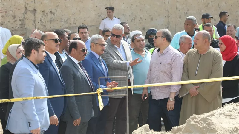 محافظ بنى سويف يتابع ميدانيا مشروع الصرف الصحي بمنهرو بتكلفة 120 مليون جنيه