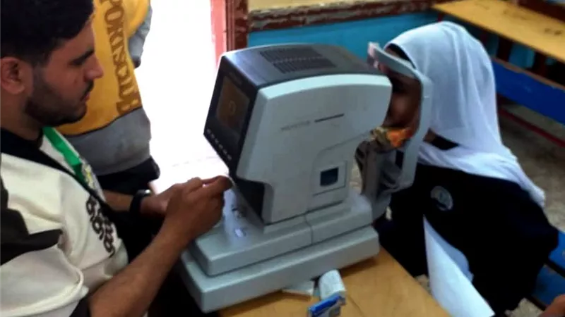 مسوحات طبية لعيون طلاب المدارس بمراكز ساقلتة والمراغة والبلينا في سوهاج 